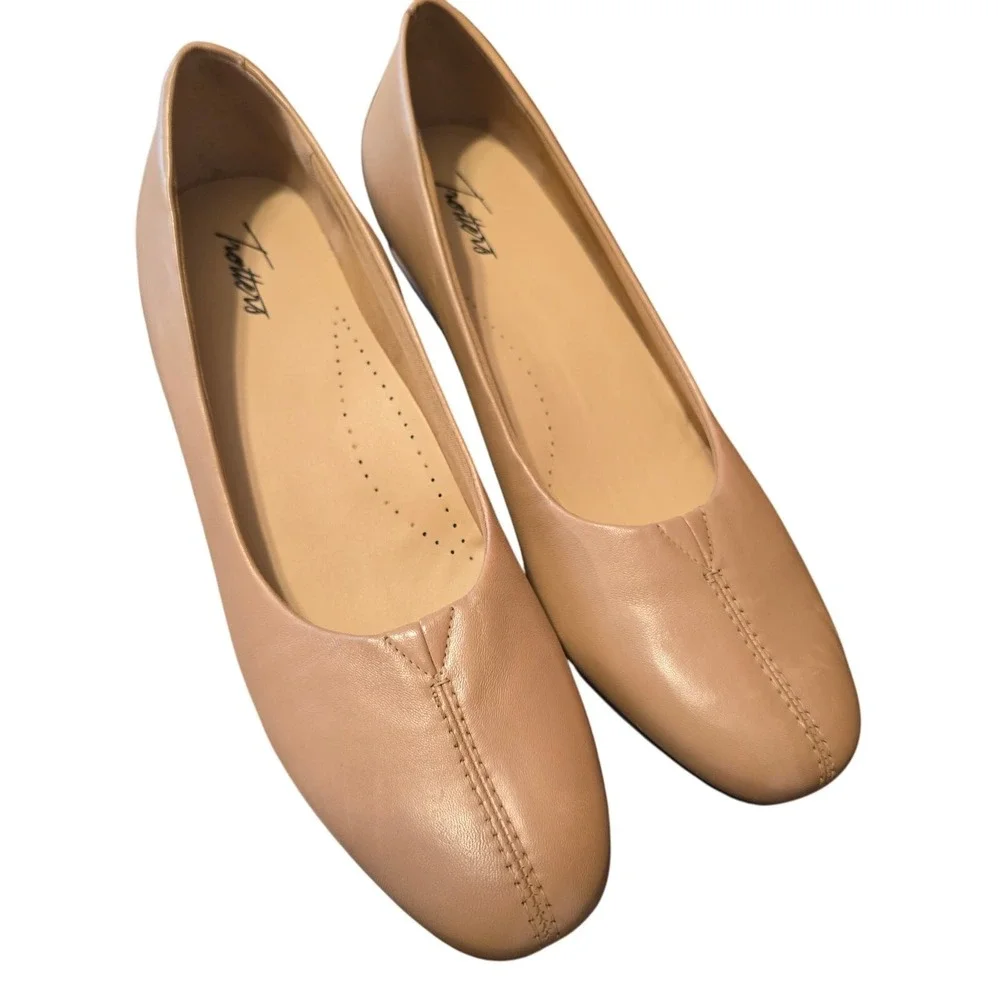 Trotters Doris Pump Beige Leather Square Toe Block Heel Shoes 11N T3235-158